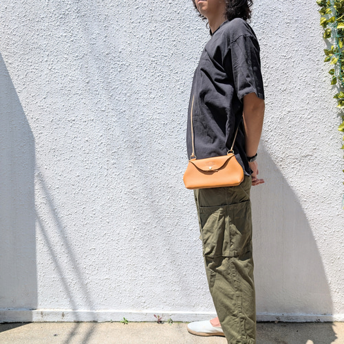 LOEWE ベージュ レザー サコッシュ レザーフラップサコッシュ/ベージュ【国産牛革】 サコッシュ