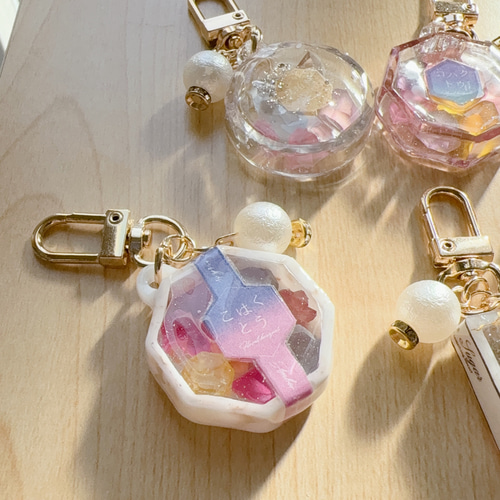 ハンドメイド　透明な中の琥珀糖キーホルダー ハンドメイド 透明な中の琥珀糖キーホルダー ぷちはぴマルシェ