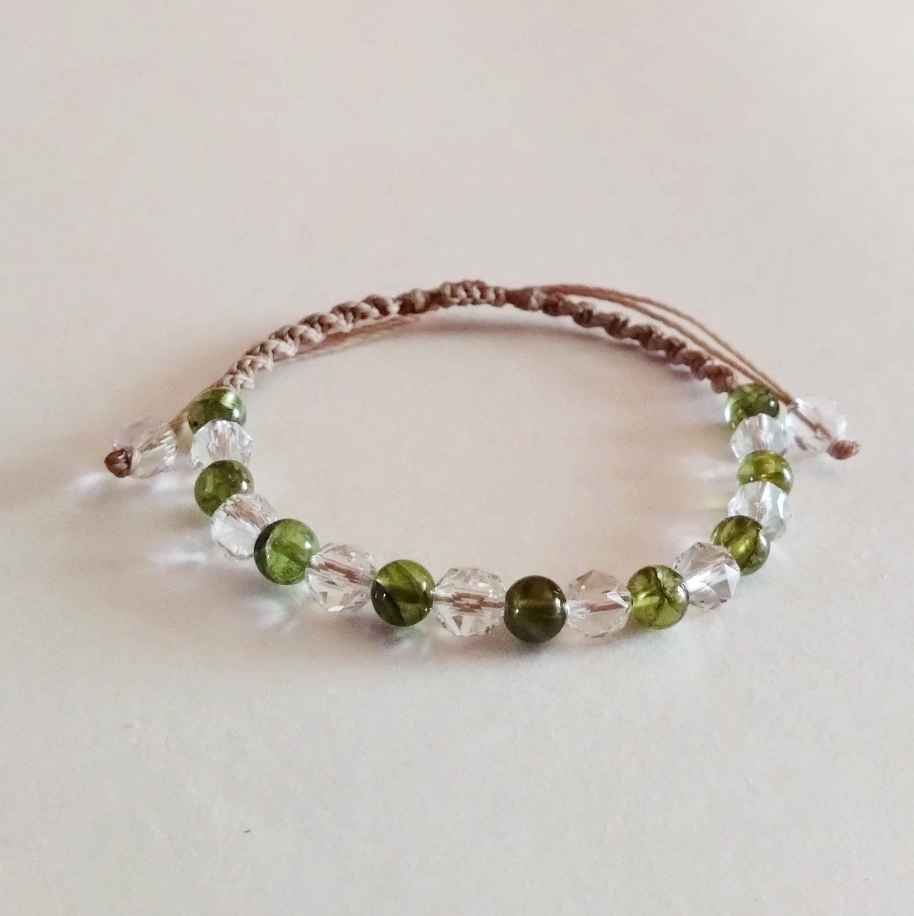 ペリドット×スターカット水晶 マクラメブレスレット《サイズ調整可》／ 爽やかな新緑のきらめき(8月誕生石)