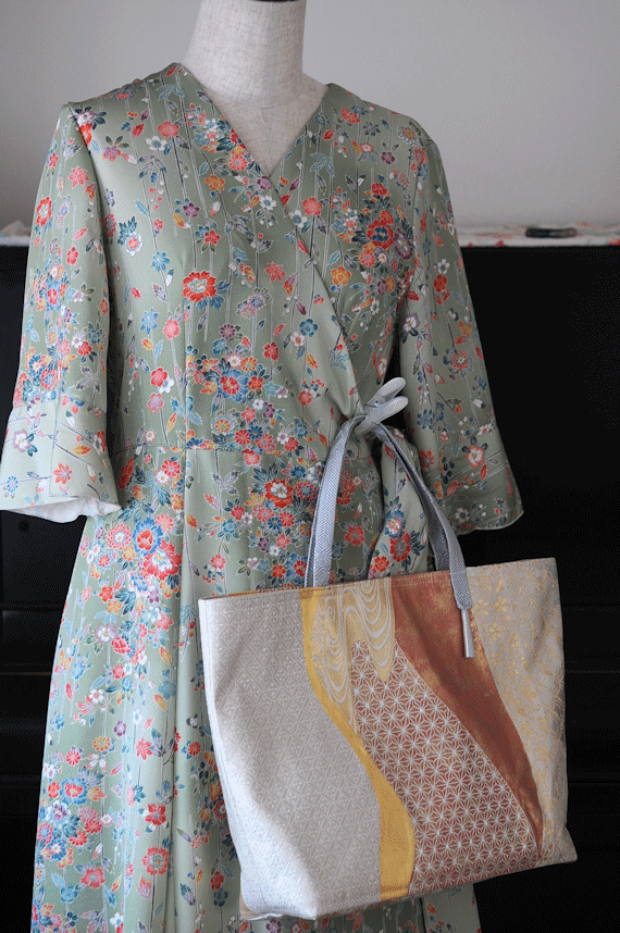 絹のトートバック　ベージュピンク　A4たっぷりサイズ