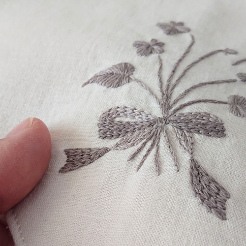 手刺繍つけ襟【すみれの花束】子ども用フリーサイズ 子供服 Kynttilä