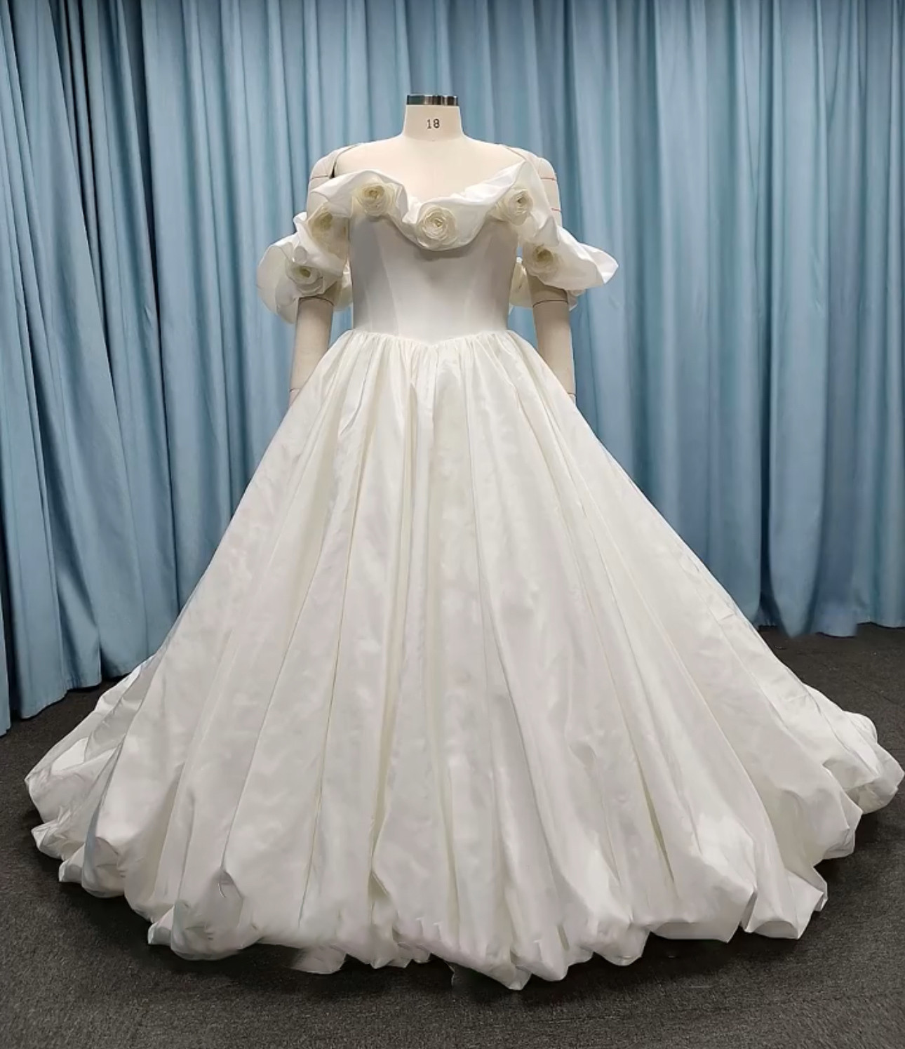 シルクタフタ　白　オフショルダー　お花飾り　フラワー　二の腕を隠せる　ボリューム　お姫Princess フレアスカート