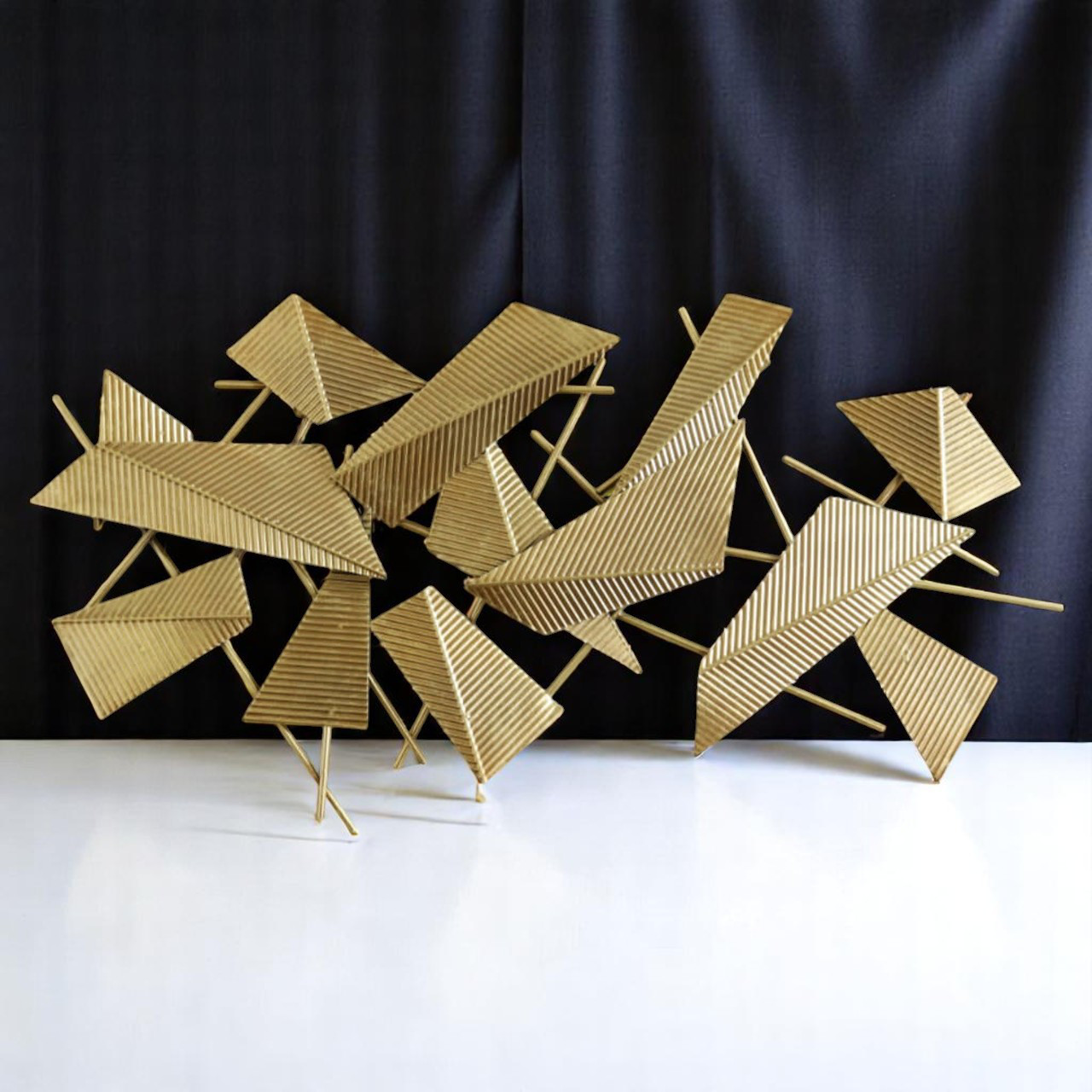 モダンデザインの壁飾り｜ゴールドが映えるウォールアートパネル