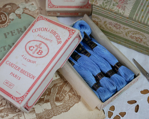 フランスアンティーク　ブルーの糸で男の子と女の子が細かく刺繍された可愛い布！ 1949878fa960fefc366df848ea0a16