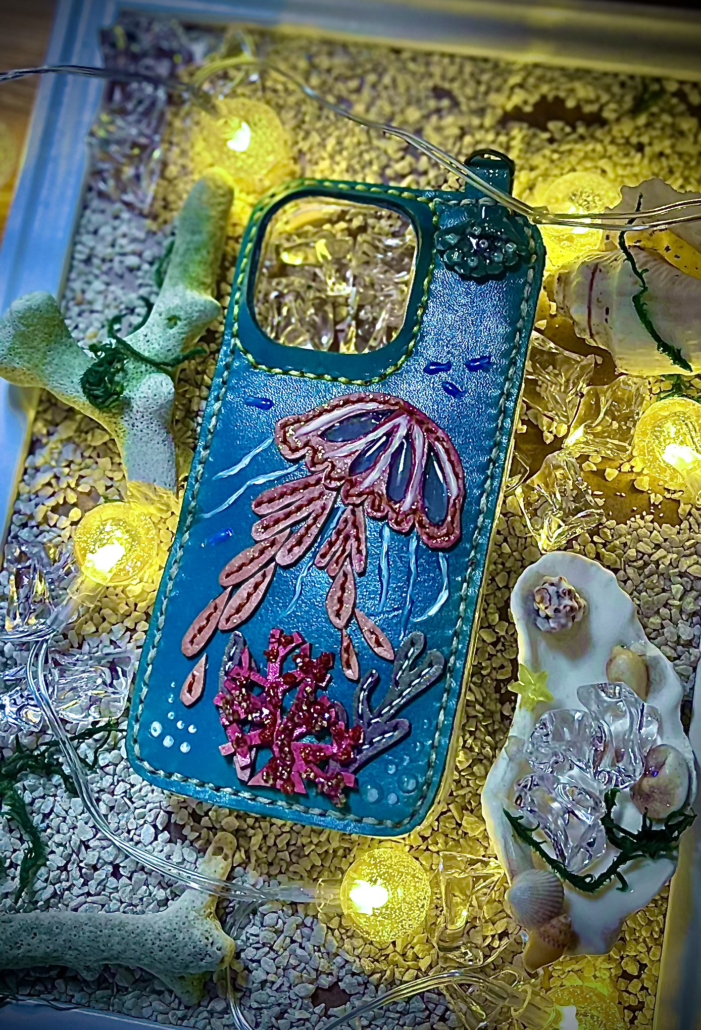 iPhone 16 Pro用レザーケース（クラゲデザイン）　iPhoneケース