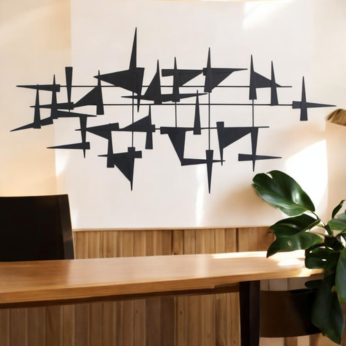 現代美術を思わせる鉄の壁飾り｜モダン空間を引き締めるアート