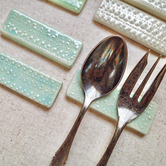 Pieni- いっちんのカトラリーレスト｜水色｜陶器｜植物模様｜レース