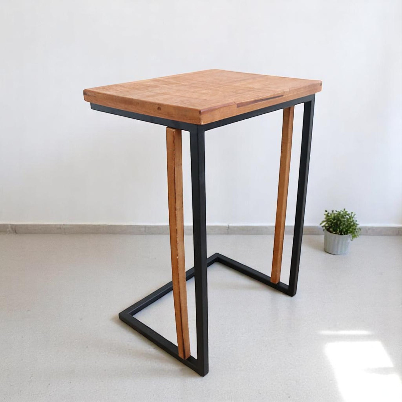 ナチュラルウッドのサイドテーブル／北欧カントリースタイル