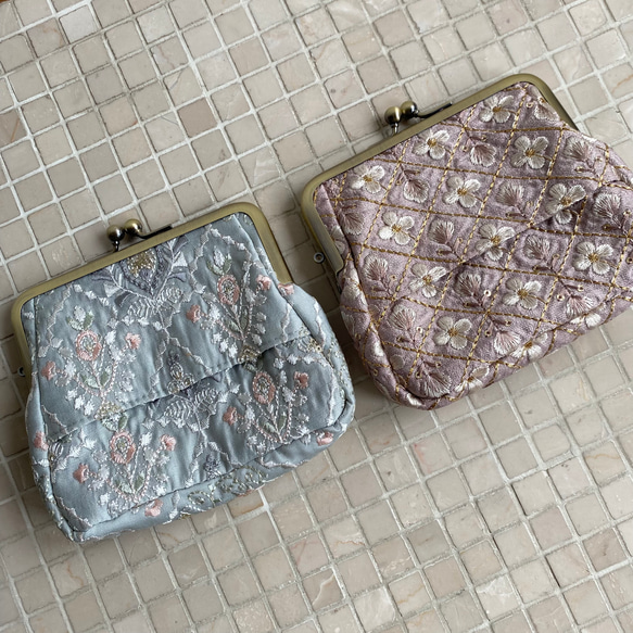 インド刺繍　小花　あずきミルク　ティッシュがま口　 5枚目の画像
