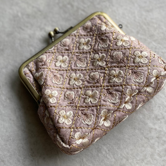 インド刺繍　小花　あずきミルク　ティッシュがま口　 3枚目の画像