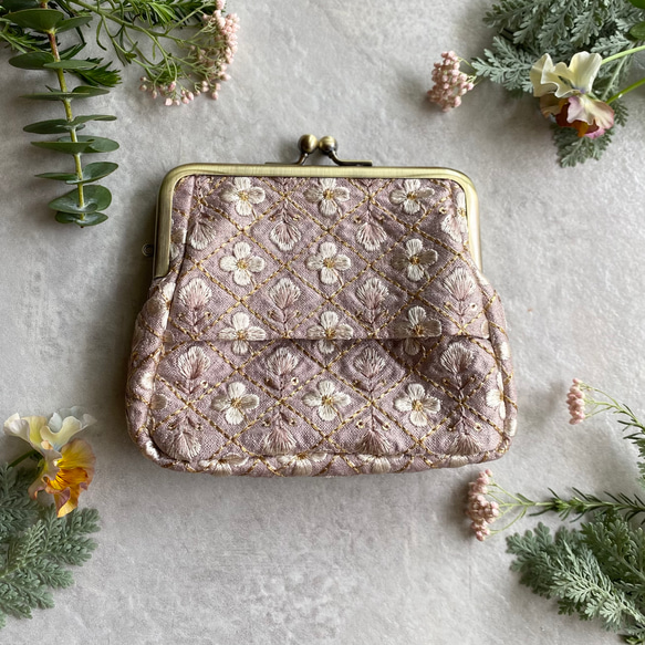 インド刺繍　小花　あずきミルク　ティッシュがま口　 2枚目の画像