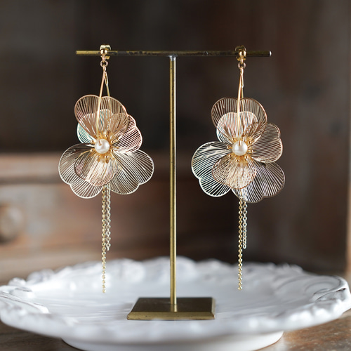 シルバーカラー仲間入り☆大振り透かしフラワーのピアス（イヤリング