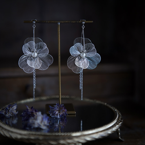 シルバーカラー仲間入り☆大振り透かしフラワーのピアス（イヤリング