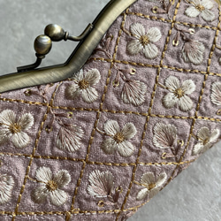 インド刺繍　小花　あずきミルク　メガネケース　がま口　 2枚目の画像