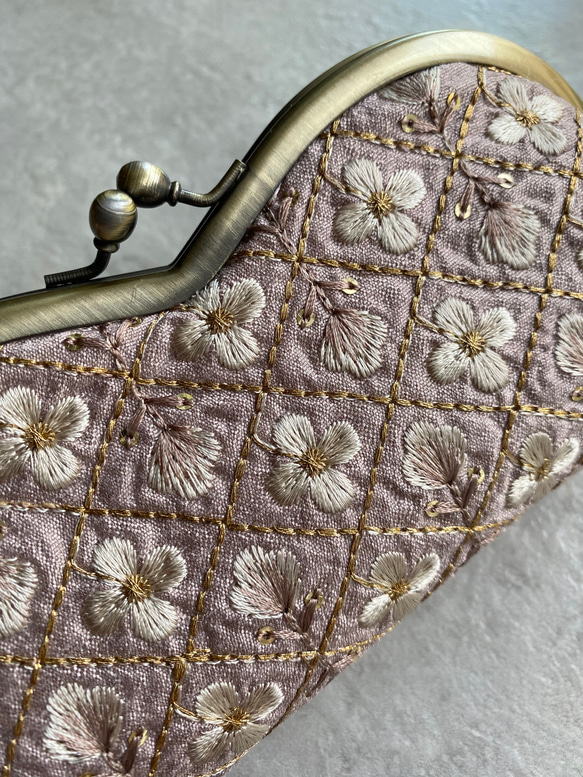 インド刺繍　小花　あずきミルク　メガネケース　がま口　 2枚目の画像