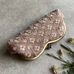 インド刺繍　小花　あずきミルク　メガネケース　がま口　 1枚目の画像