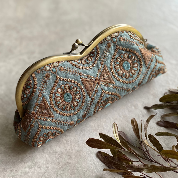 インド刺繍　リボン　グリーン　メガネケース　がま口　 1枚目の画像