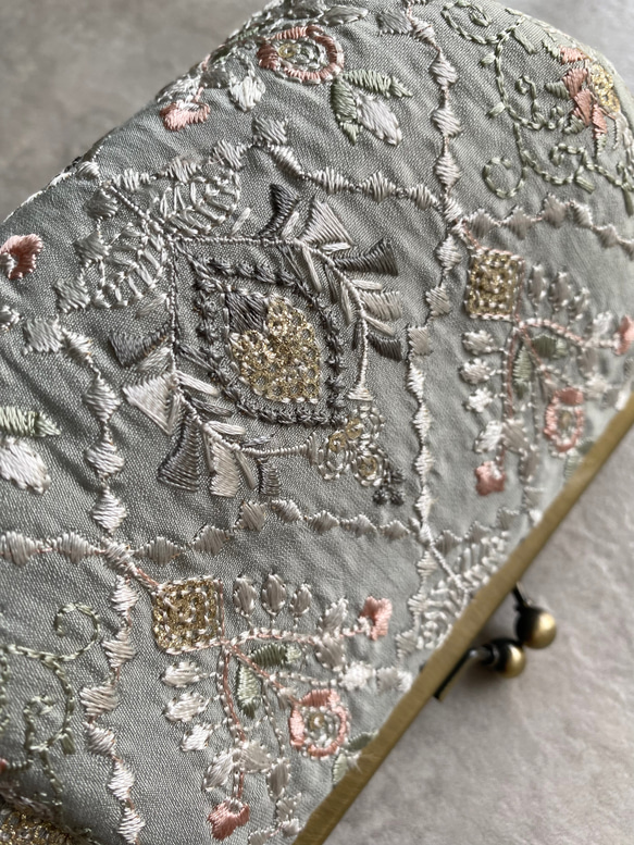インド刺繍　ミントグリーン　大きながま口ポーチ　コスメポーチ　 2枚目の画像