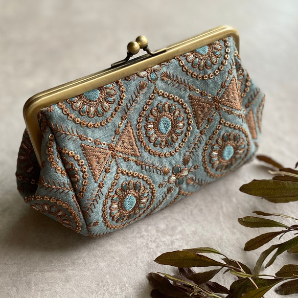 インド刺繍　リボン　グリーン　大きながま口ポーチ　コスメポーチ　 1枚目の画像