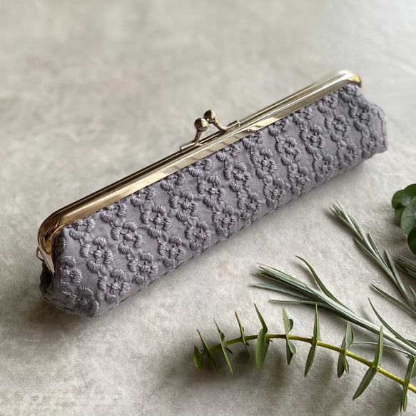 ぷっくりミニ刺繍　グレー　　スリム　ペンケース 1枚目の画像