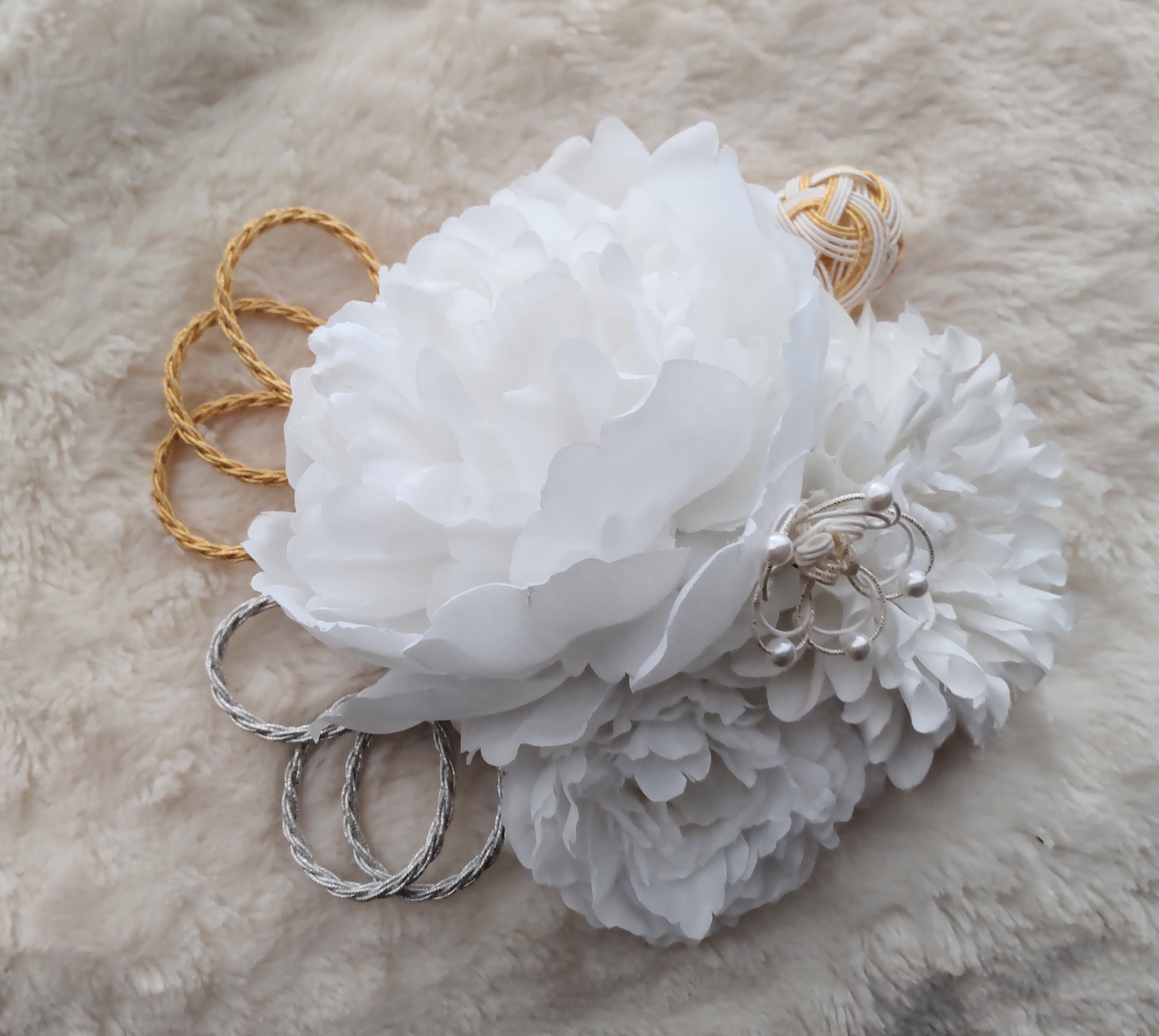 造花髪飾り　ホワイトピオニー　ダリア　金銀ラメ紐