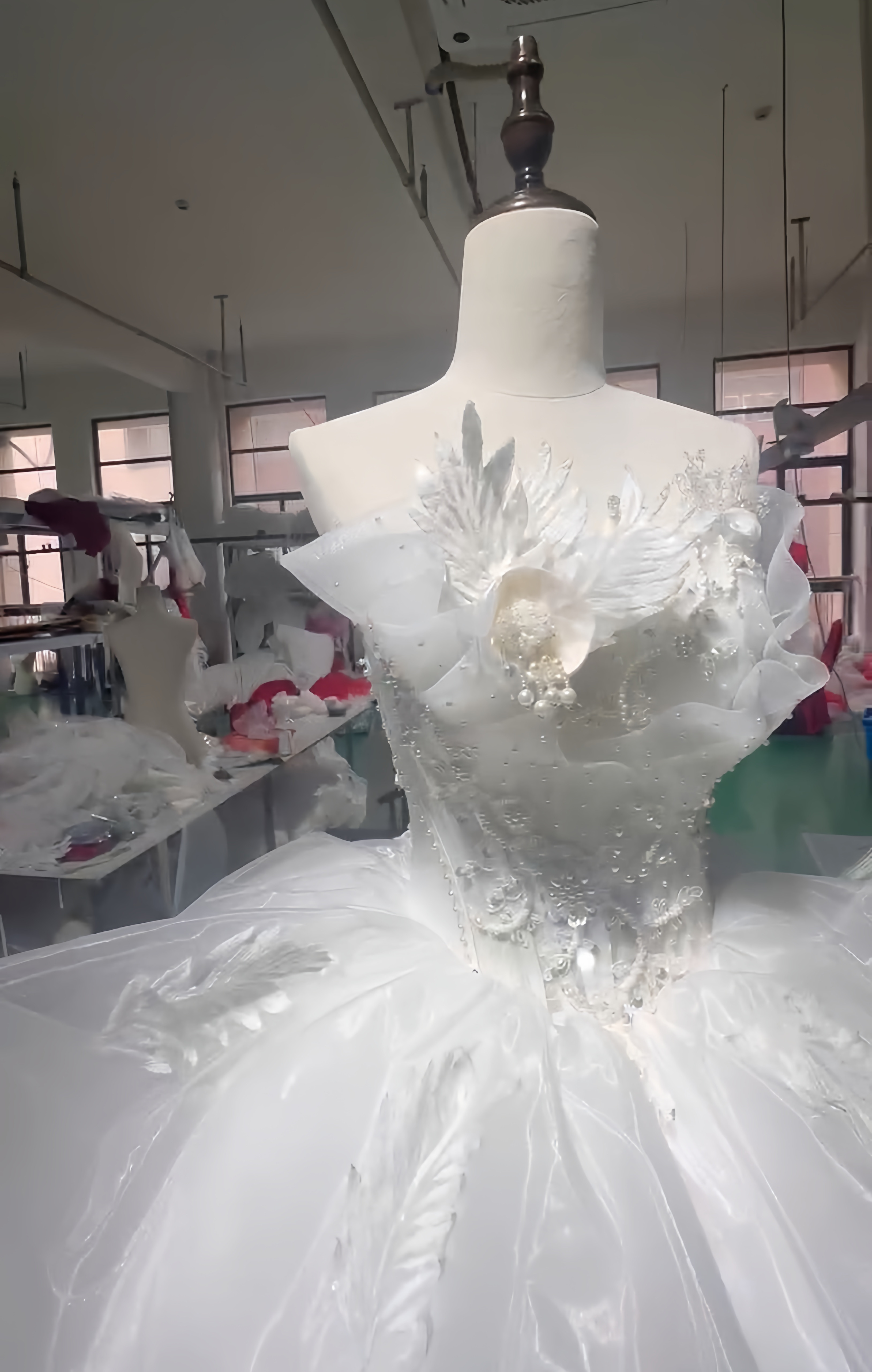 WEB限定！高品質ウェディングドレス　花嫁　ホワイト　フレアスカート　トレーン編み上げ　サイズオーダー可能　お花飾り挙式