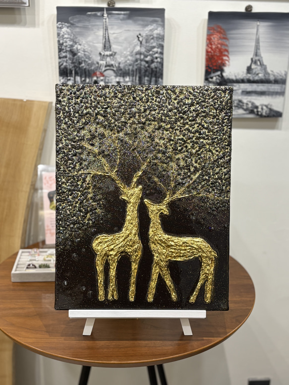 金の鹿と聖なる樹 - 光をまとった神秘アート 絵画 plummy-kuoto 通販