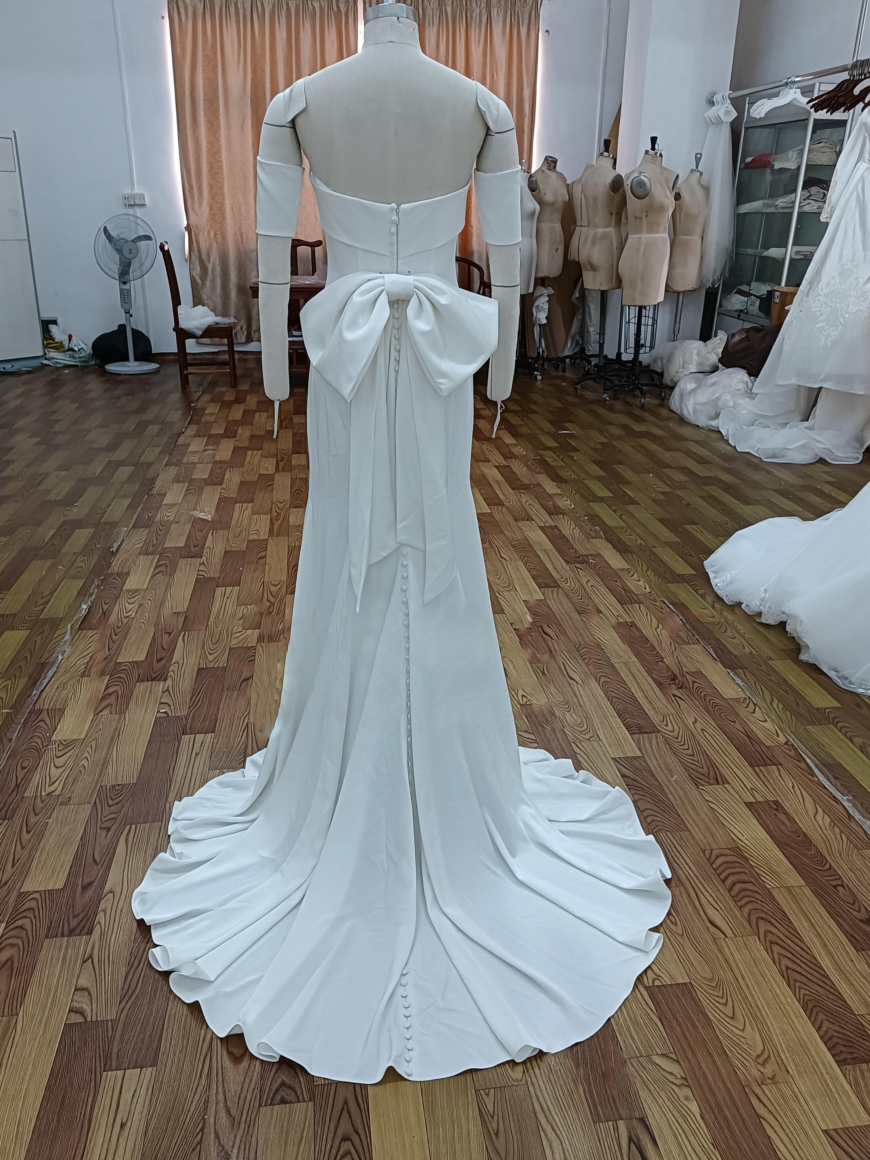 高評価続出　取り外し可能袖二の腕カバー　スレンダーライン　エレガントなシルエット　ホワイト細見えシルエット　くるみボタン