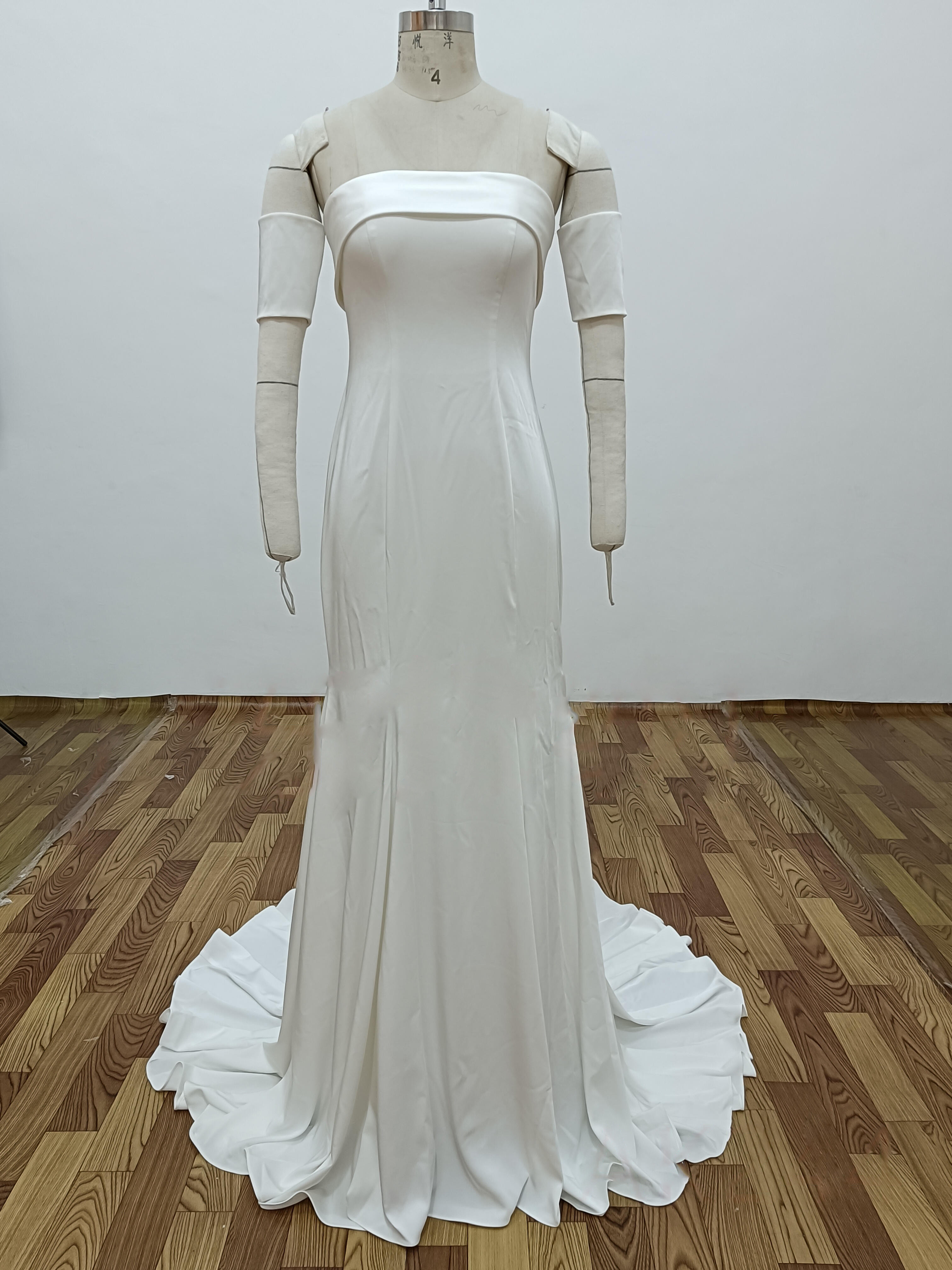 高評価続出　取り外し可能袖二の腕カバー　スレンダーライン　エレガントなシルエット　ホワイト細見えシルエット　くるみボタン