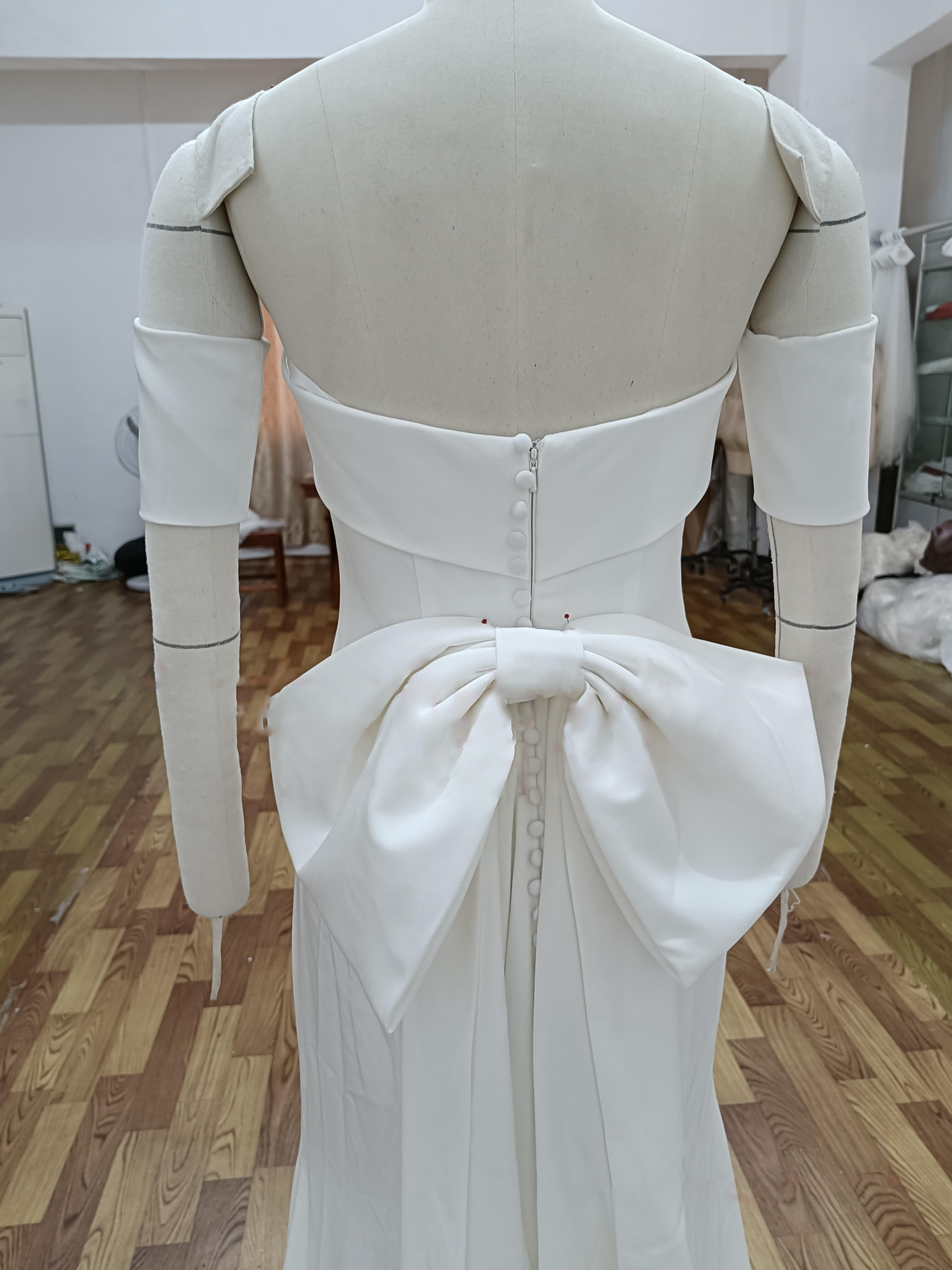 高評価続出　取り外し可能袖二の腕カバー　スレンダーライン　エレガントなシルエット　ホワイト細見えシルエット　くるみボタン