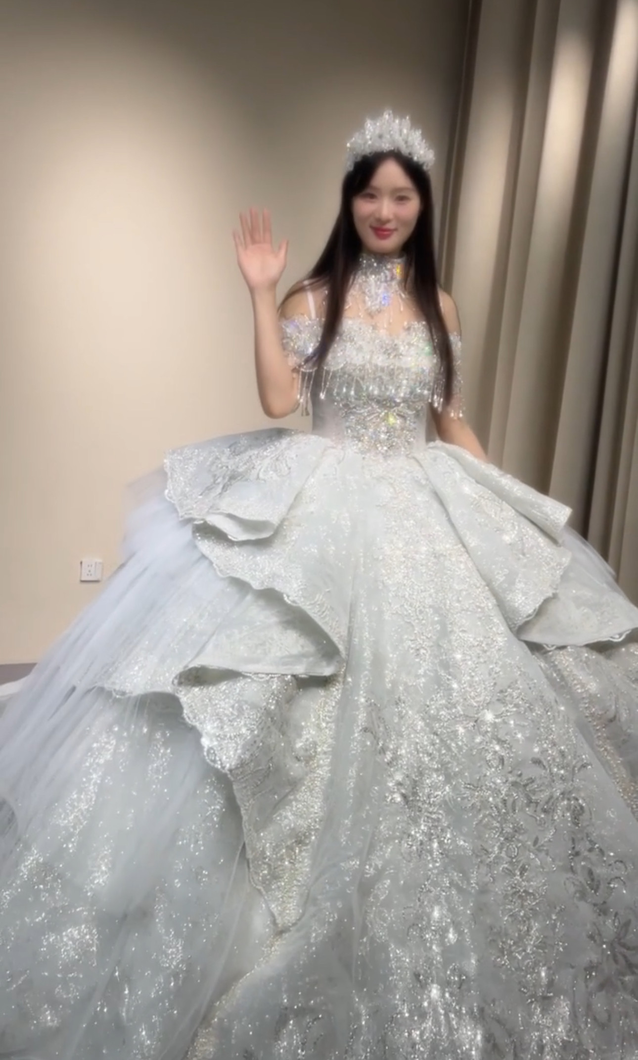 圧倒的に存在感　オフショルダー　キラキラ　二の腕カバー　上品　韓国風　ウェディング　サイズオーダー可能編み上げブライダル