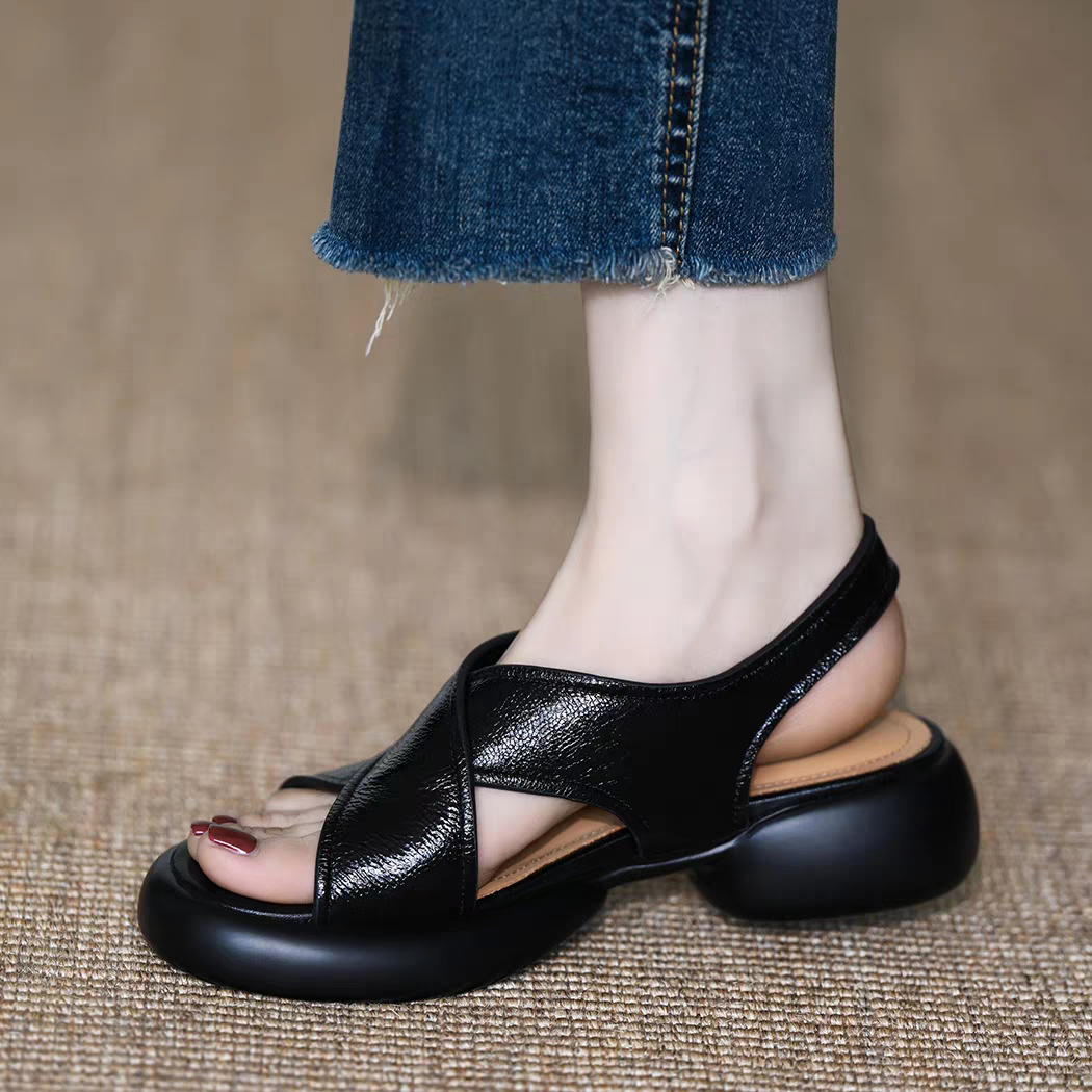 ぽってり感がかわいい厚底ソールはスタイルアップも◎. 女性らしいフェミニンさのある厚底スポーツサンダル。厚底シューズ