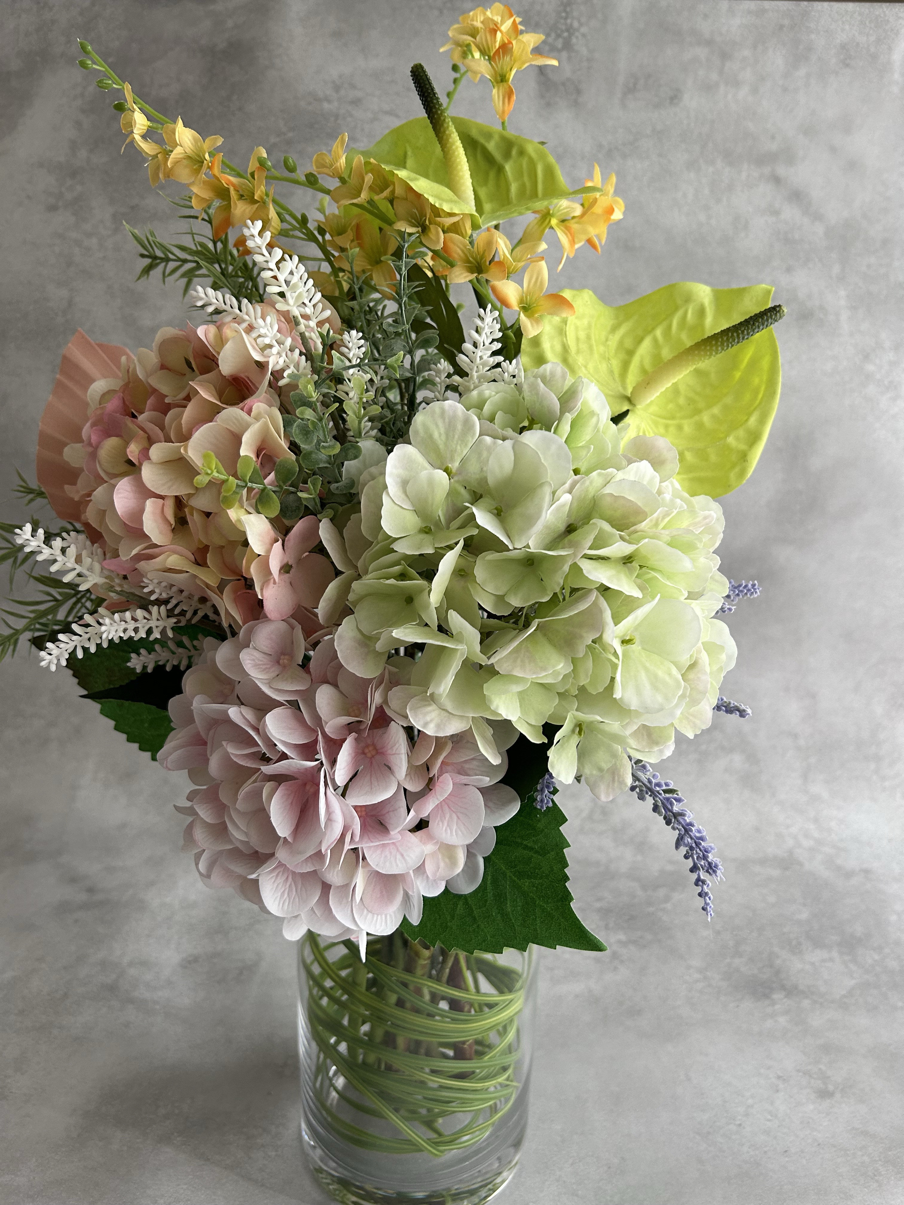 涼しげ紫陽花のガラスボトルアレンジ