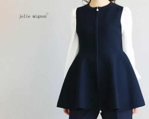【現行品/新品】ジョリーミニョン　オープンファスナーペプラムジレネイビー36 現行品/新品】ジョリーミニョンオープンファスナーペプラムジレ