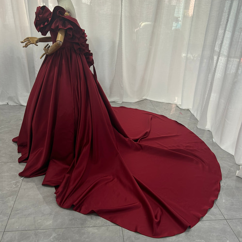 カラードレス ワインレッド 胸元フリル オフショルダー 光沢サテン