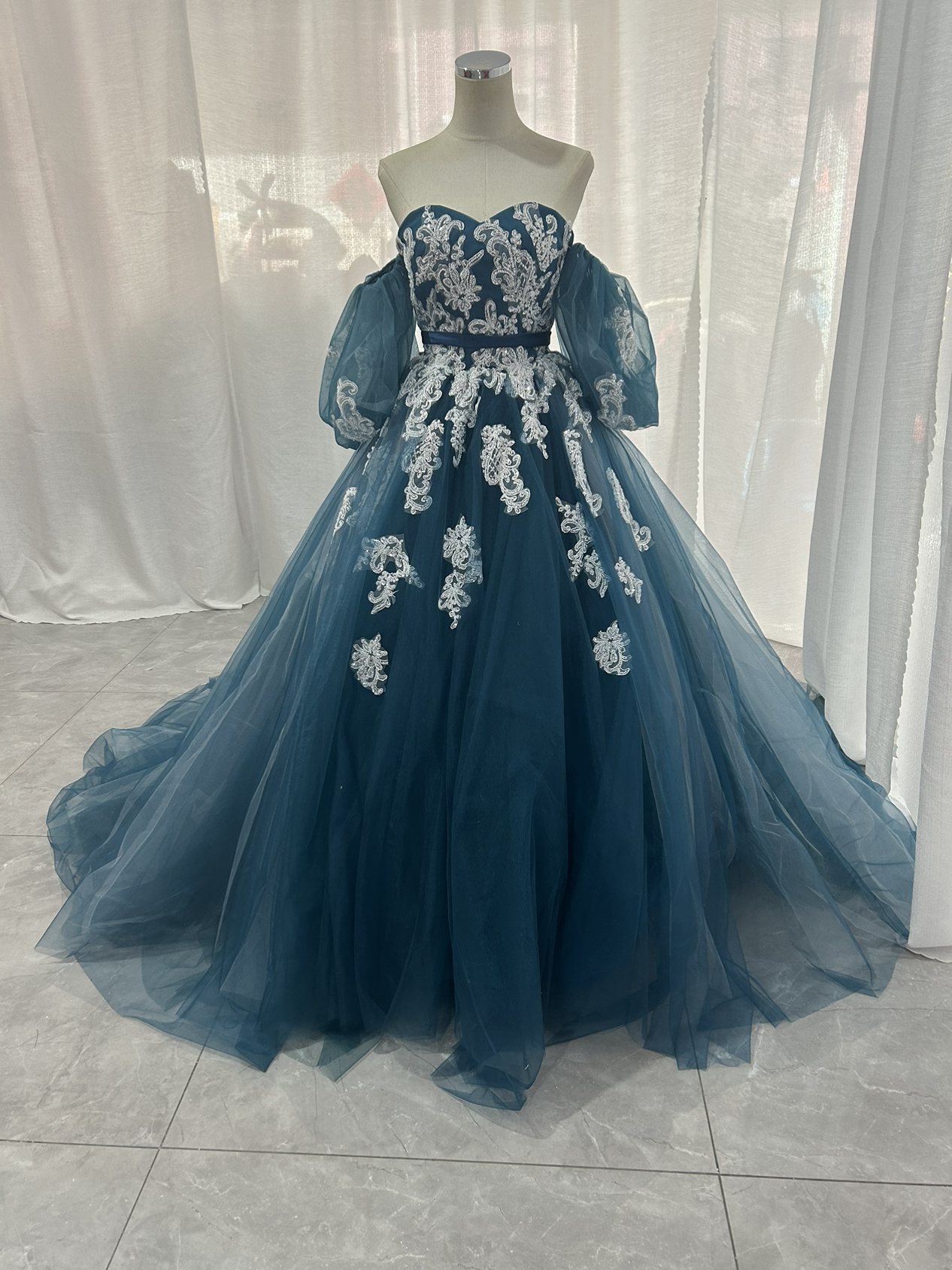 美品！カラードレス ジュエルブルー ベアトップ キラキラ光る刺繍 パフスリーブ 前撮り 編み上げ