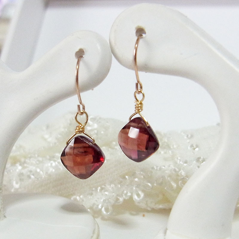 K18 ひしがた ガーネット ピアス　1月誕生石