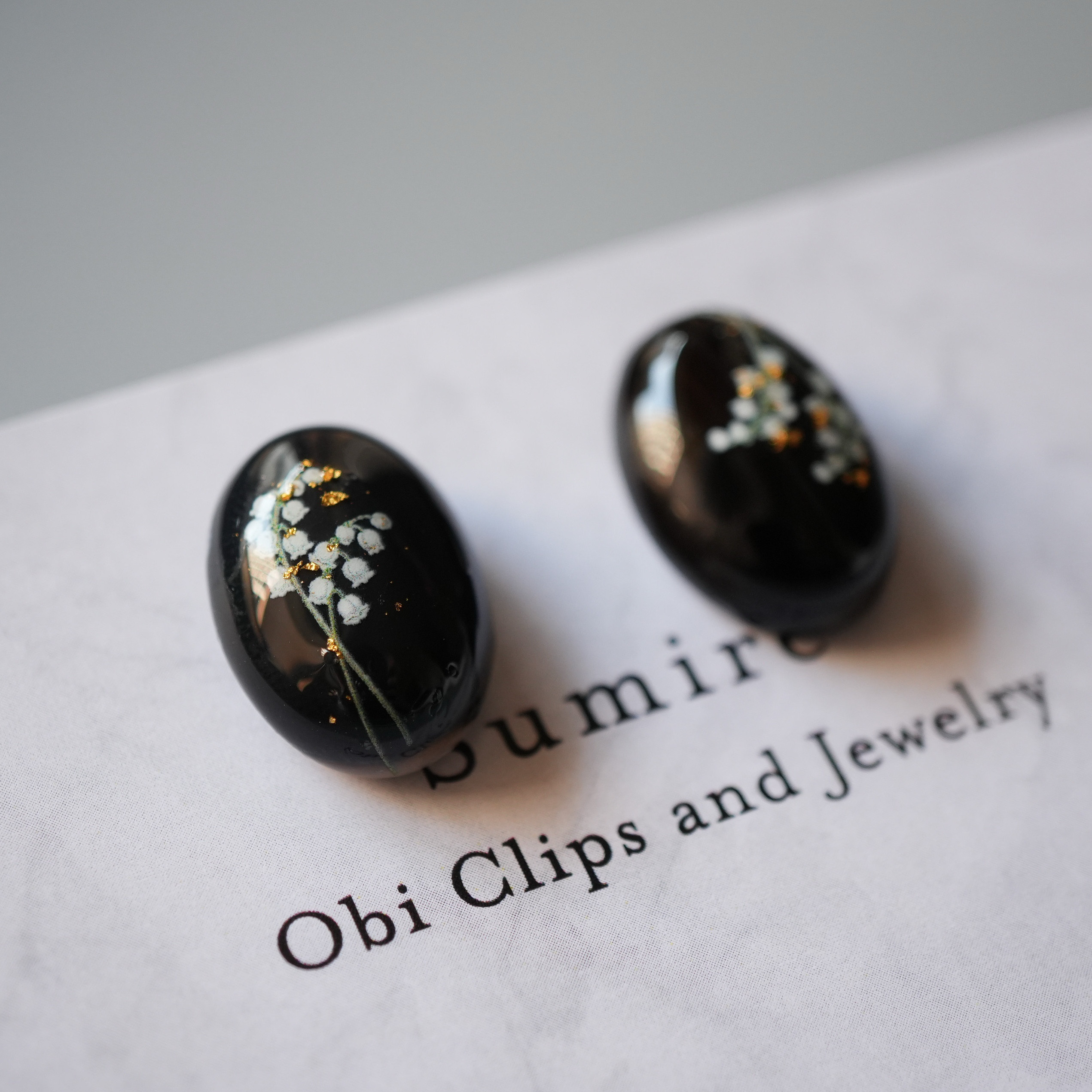 黒瑪瑙と鈴蘭のピアス イヤリング  天然石　オニキス　すずらん