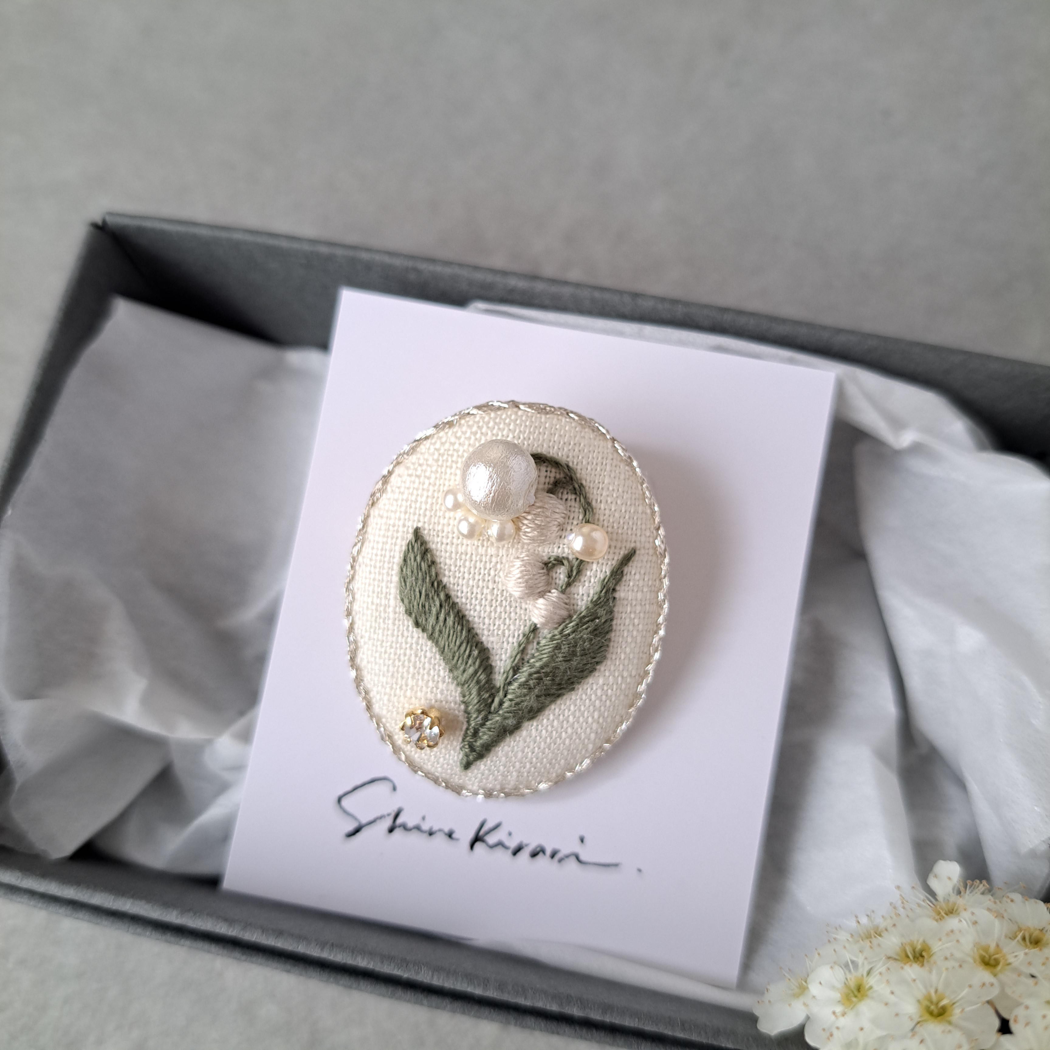 再販　幸せを運ぶ　クラシックなブローチ　すずらん刺繍