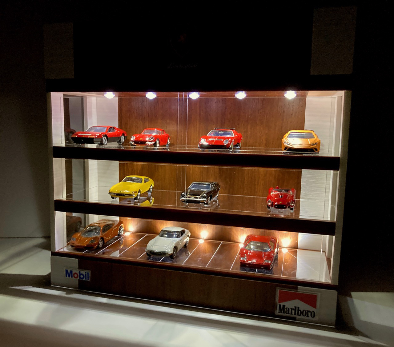 春兎 1/64展示16台可・大理石＆カーボン・ディスプレーBOX/ジオラマ 春兎 様専用1/64展示16台可・大理石＆カーボン・ディスプレーBOX