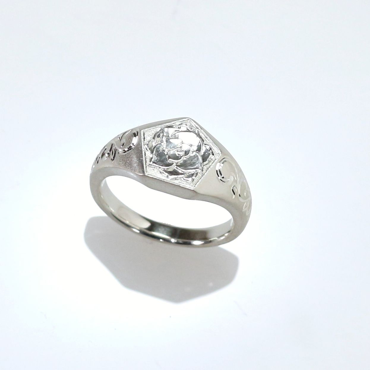 Pt900 手彫り・ペンタゴンリング