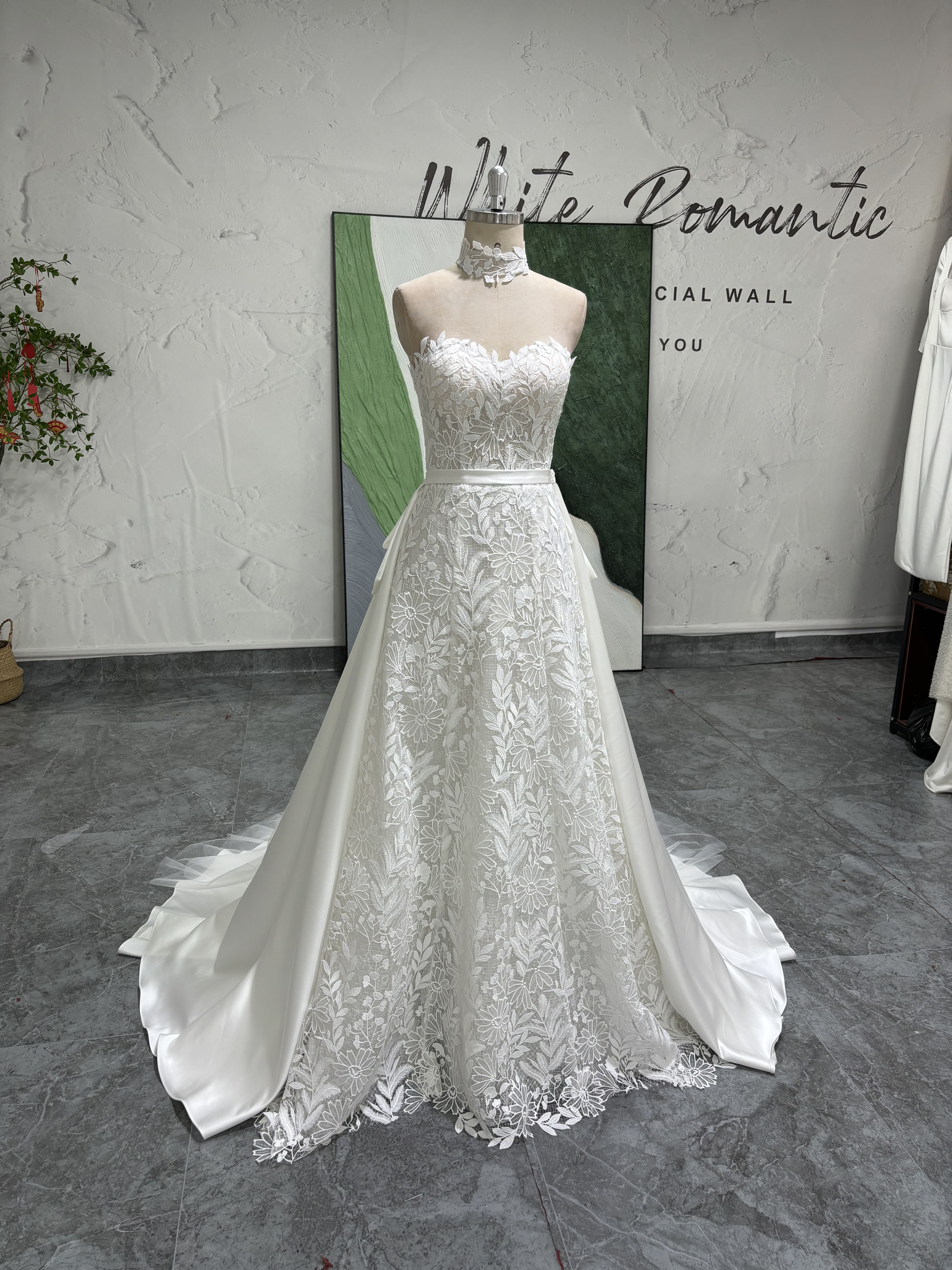 抜群のおしゃれ見え　バックリボン　白ホワイト　ふわふわチュール　レースあり　取り外し可能オーバースカート　パーティードレ