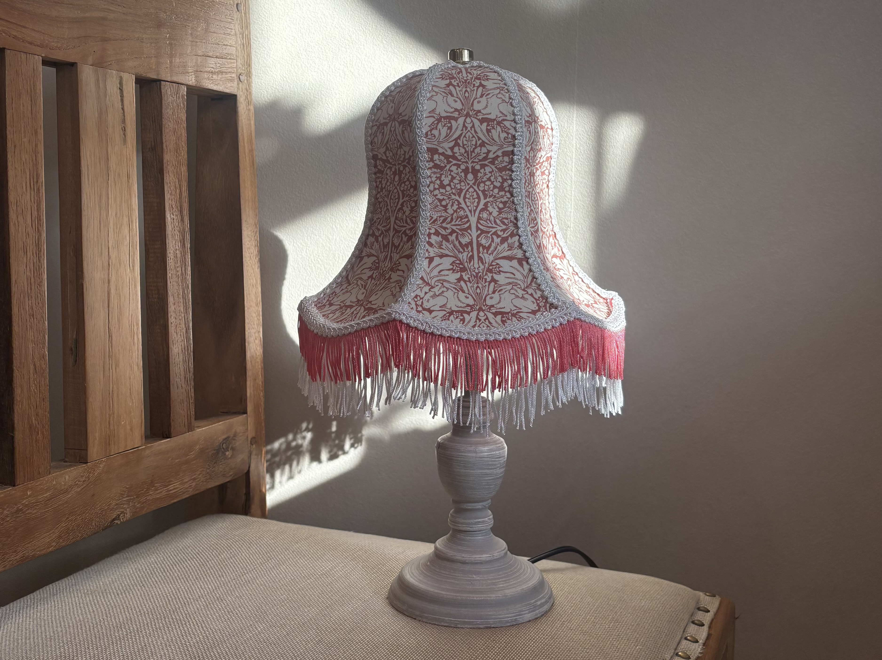 ウィリアムモリス　兄弟ウサギのスタンドランプ　赤