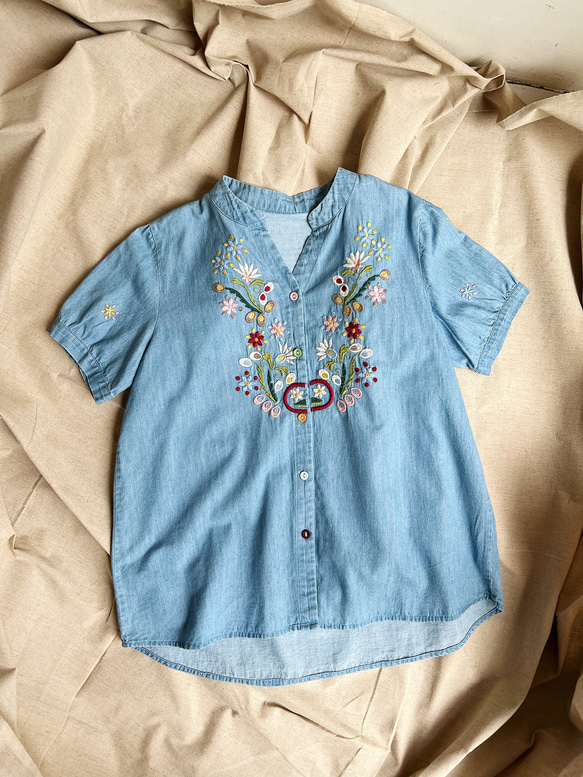 ガーリーな森風の薄手デニム刺繍花柄トップスシャツ ブラウス 河水山