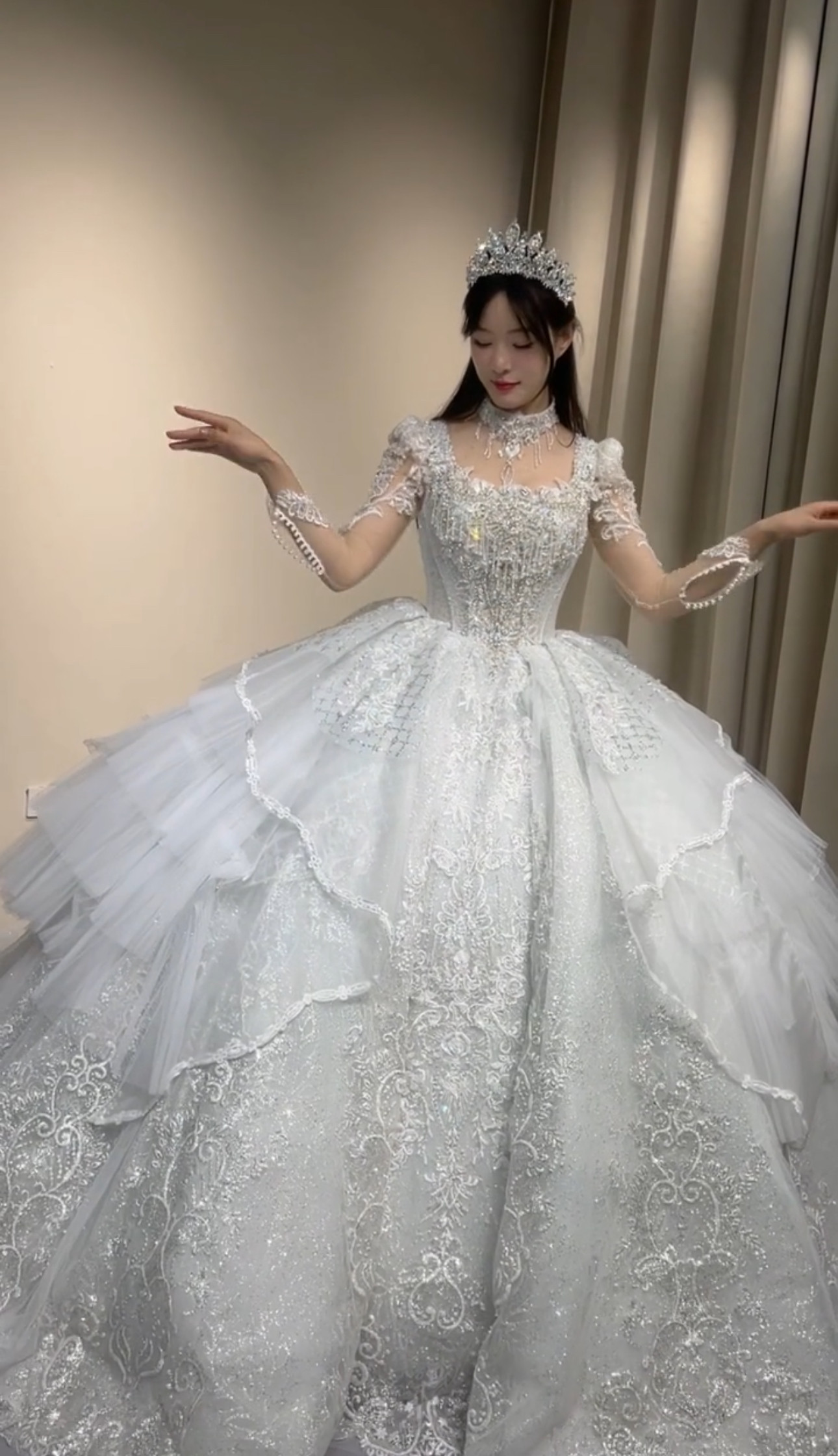 華やかなトレーン　ブルーグレー　スクエアネック　高品質ウェディングドレス　可愛い　フレアスカート　豪華　結婚式前撮り挙式