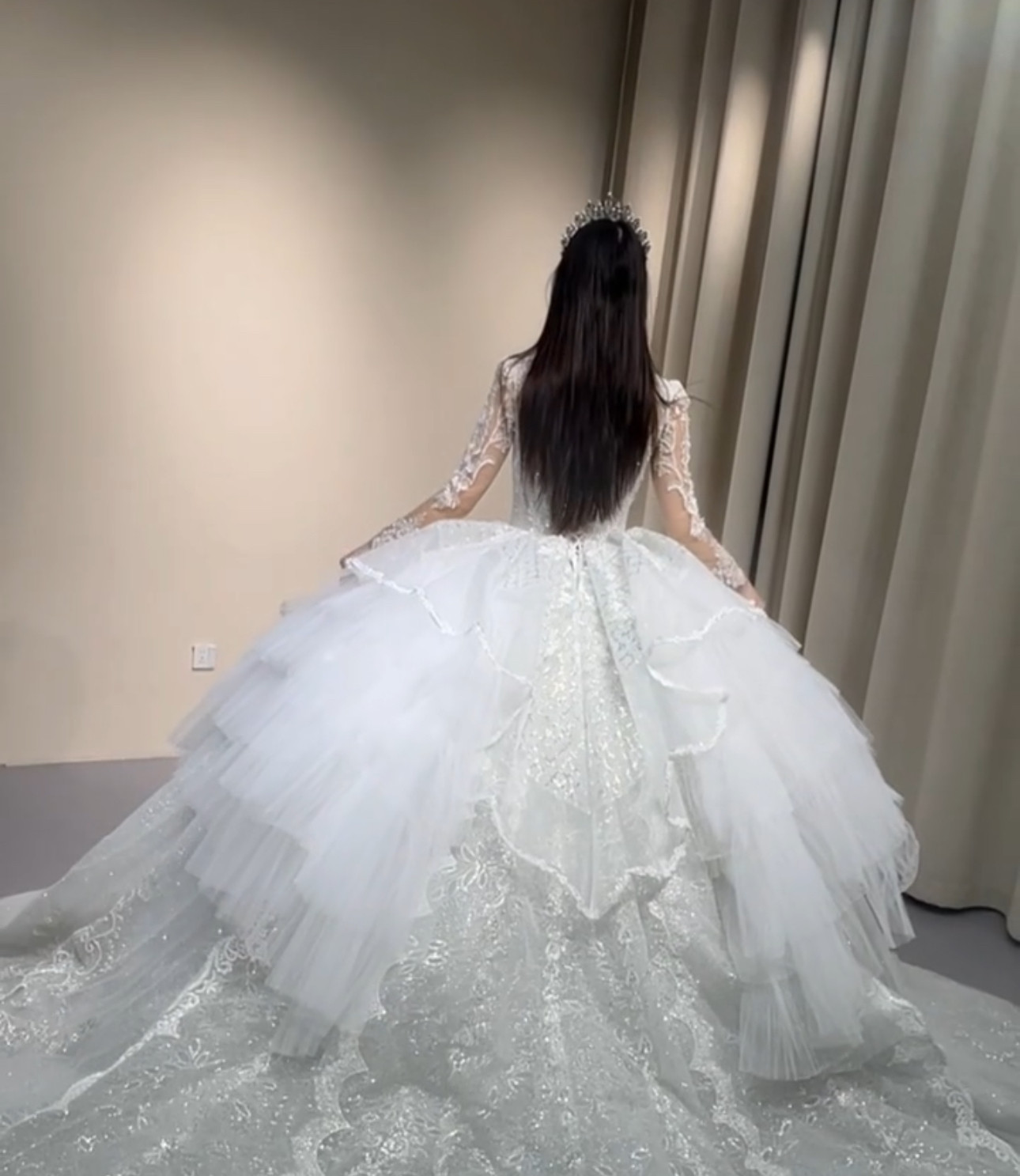 華やかなトレーン　ブルーグレー　スクエアネック　高品質ウェディングドレス　可愛い　フレアスカート　豪華　結婚式前撮り挙式