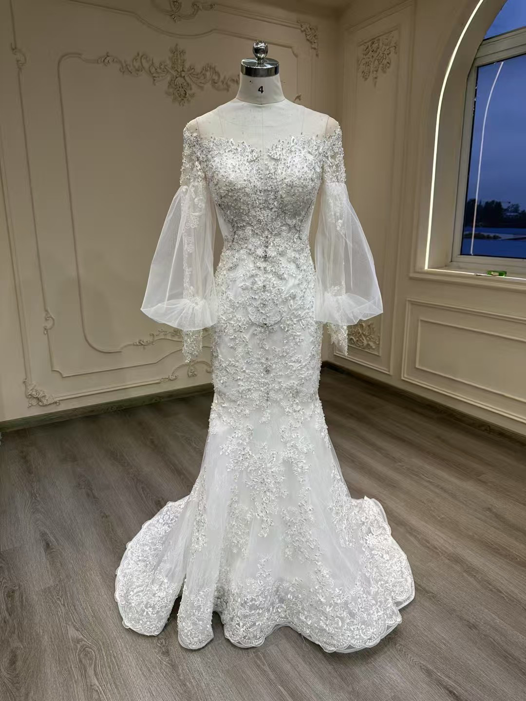 見逃さない　イリュージョン　パフスリーブ　ふんわりチュール　上品　タイトスカート　ホワイト　キラキラレース挙式エレガント