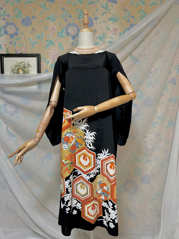 XL〜サイズ 金彩 吉祥模様 駒刺繍 黒留袖ドレス ケープスリーブ