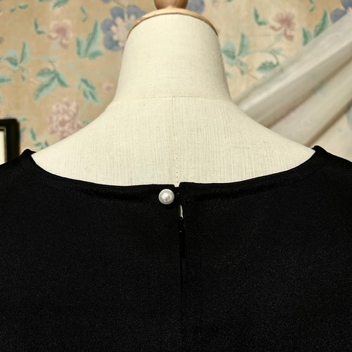 XL〜サイズ 金彩 吉祥模様 駒刺繍 黒留袖ドレス ケープスリーブ