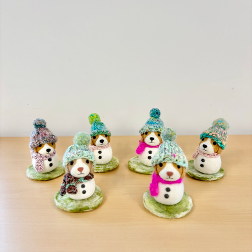 羊毛フェルトのマスコット 真顔のスノーワン（ビーグル・レモンカラー